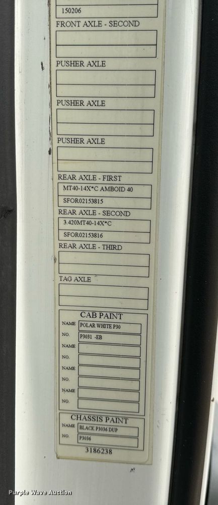 image for item EN5099 2013 Volvo semi truck