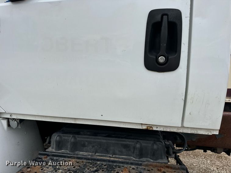 image for item EN5100 2007 International 4400 truck cab and chassis