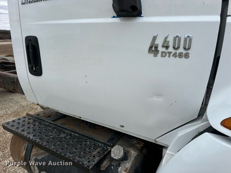 image for item EN5100 2007 International 4400 truck cab and chassis