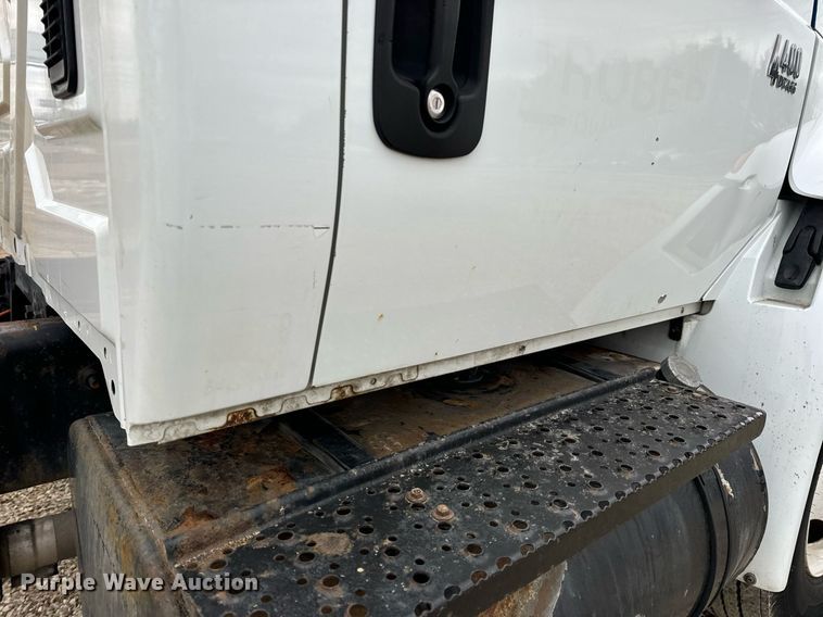 image for item EN5100 2007 International 4400 truck cab and chassis