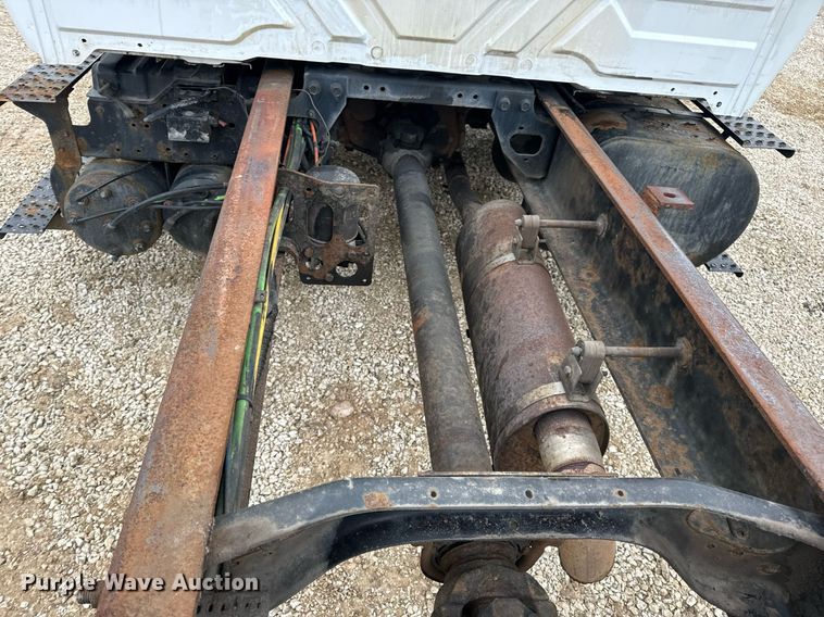 image for item EN5100 2007 International 4400 truck cab and chassis