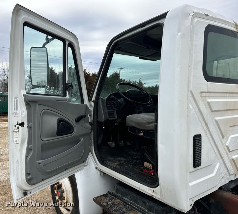 image for item EN5100 2007 International 4400 truck cab and chassis