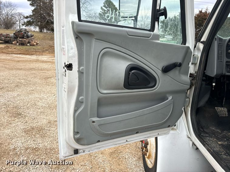 image for item EN5100 2007 International 4400 truck cab and chassis