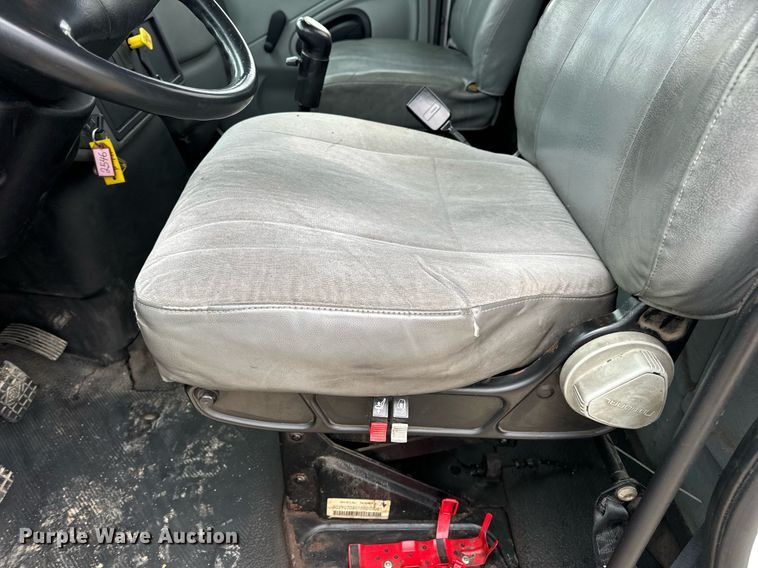 image for item EN5100 2007 International 4400 truck cab and chassis