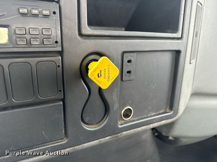 image for item EN5100 2007 International 4400 truck cab and chassis