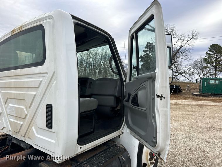 image for item EN5100 2007 International 4400 truck cab and chassis