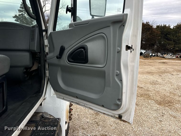 image for item EN5100 2007 International 4400 truck cab and chassis