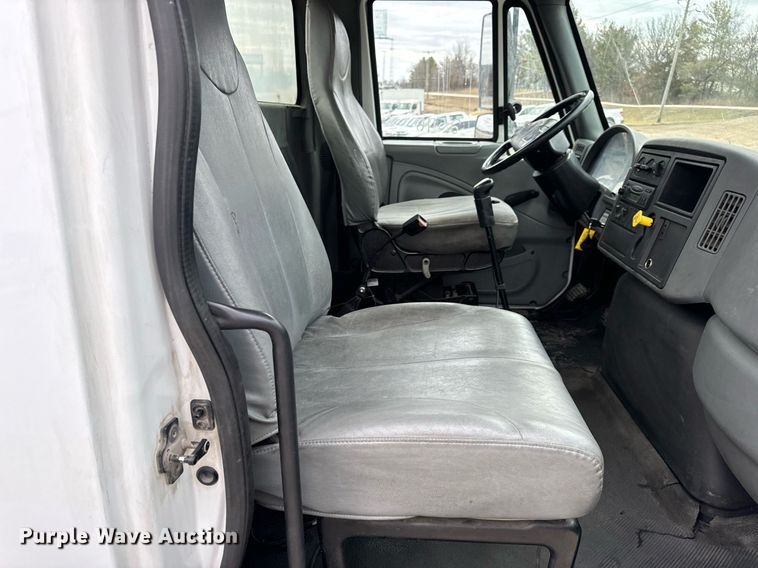 image for item EN5100 2007 International 4400 truck cab and chassis