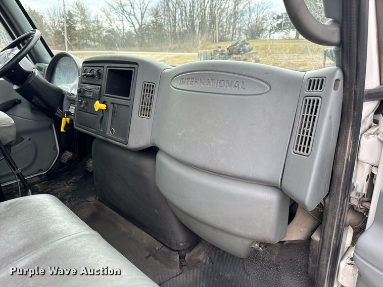 image for item EN5100 2007 International 4400 truck cab and chassis
