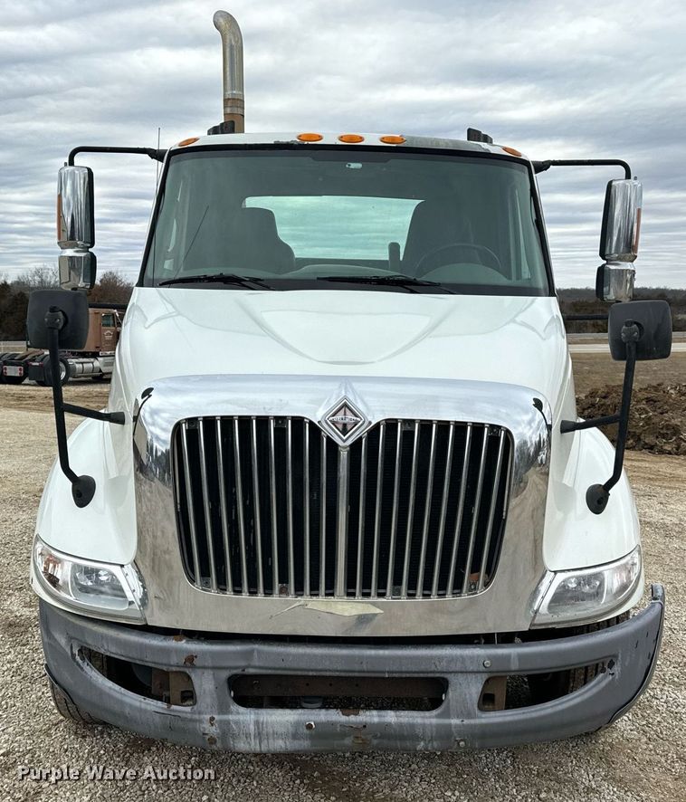 image for item EN5101 2006 International 8600 semi truck