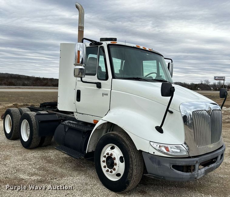 image for item EN5101 2006 International 8600 semi truck