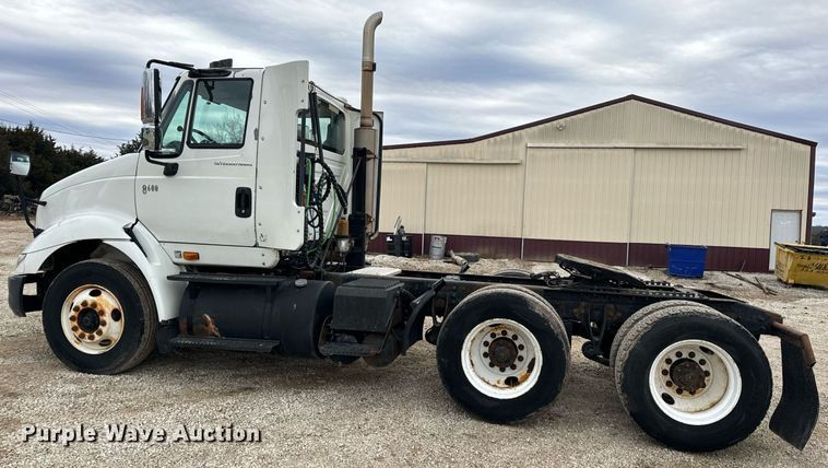 image for item EN5101 2006 International 8600 semi truck