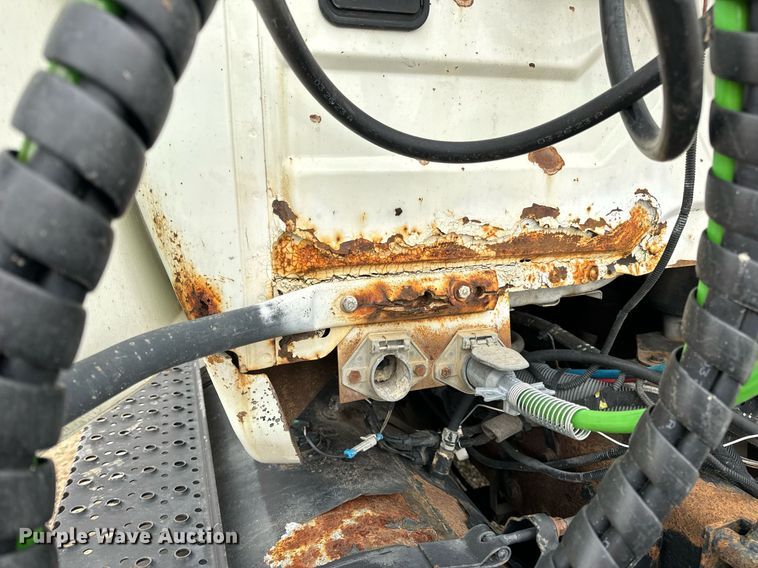 image for item EN5101 2006 International 8600 semi truck