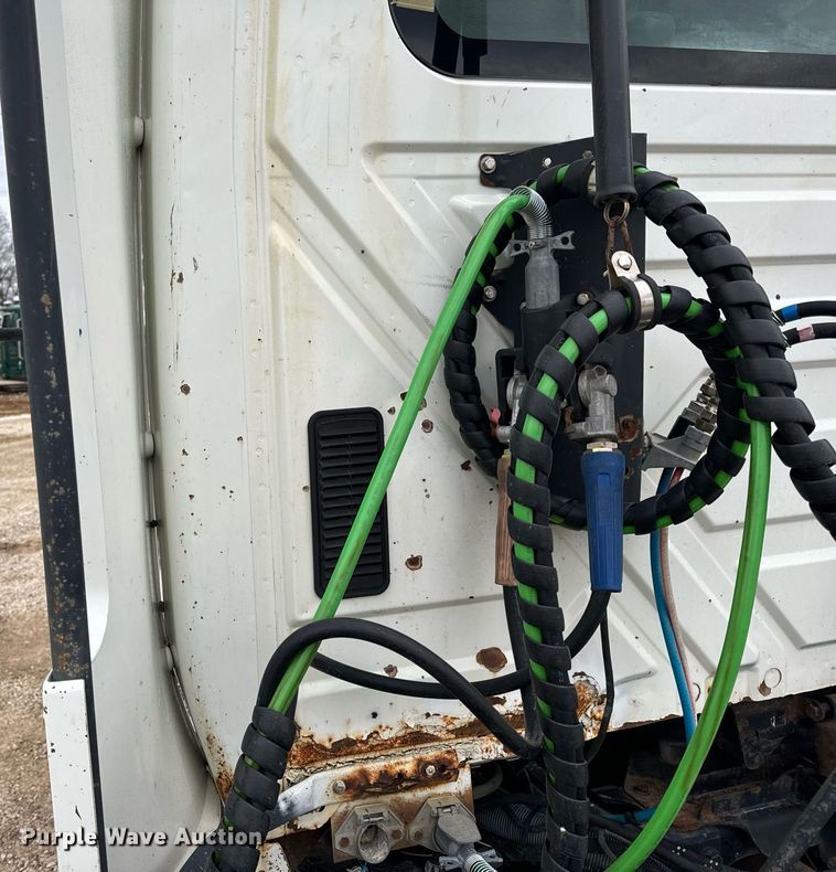 image for item EN5101 2006 International 8600 semi truck