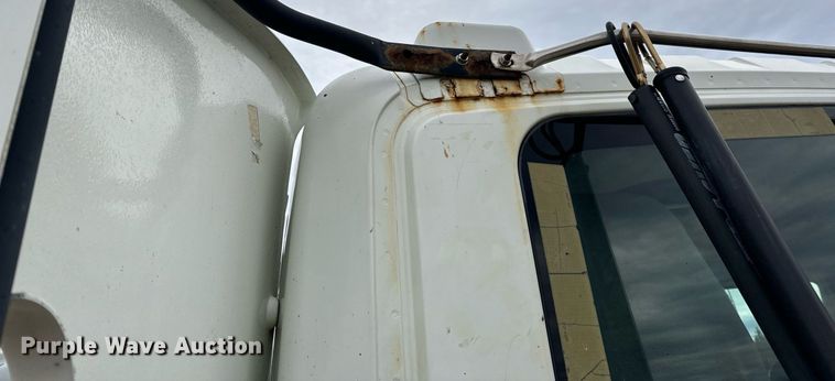 image for item EN5101 2006 International 8600 semi truck