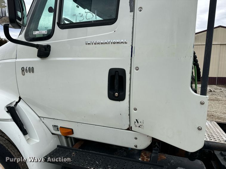 image for item EN5101 2006 International 8600 semi truck