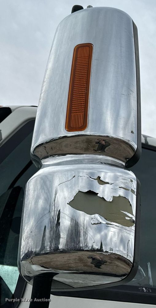 image for item EN5101 2006 International 8600 semi truck