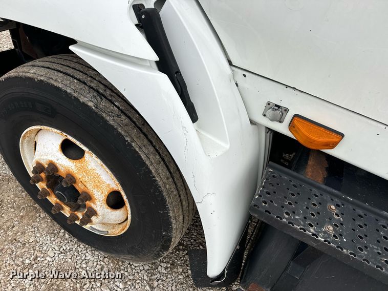 image for item EN5101 2006 International 8600 semi truck