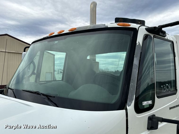 image for item EN5101 2006 International 8600 semi truck