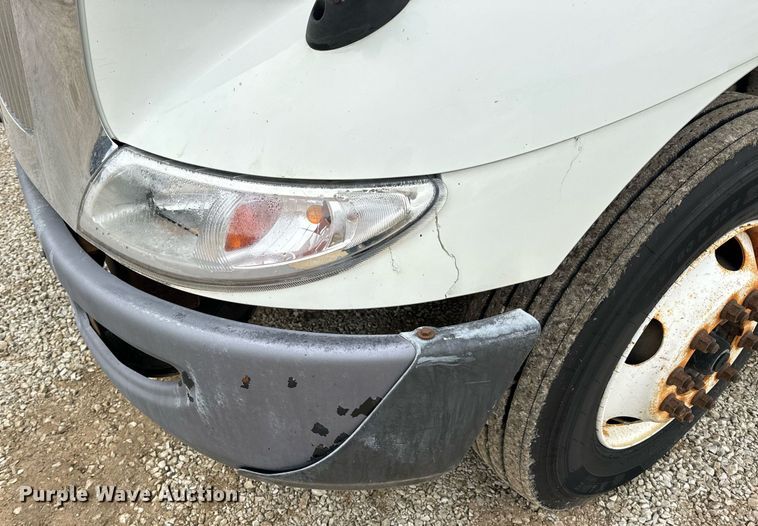 image for item EN5101 2006 International 8600 semi truck