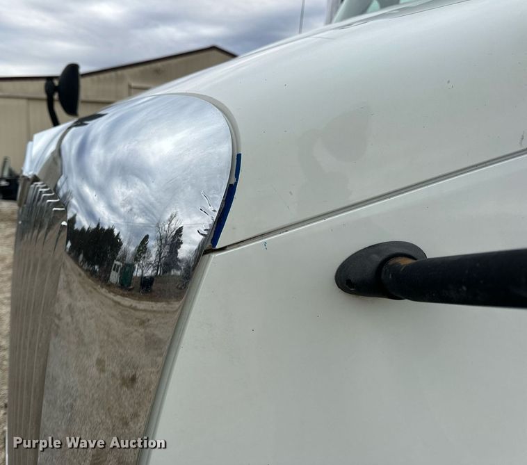 image for item EN5101 2006 International 8600 semi truck