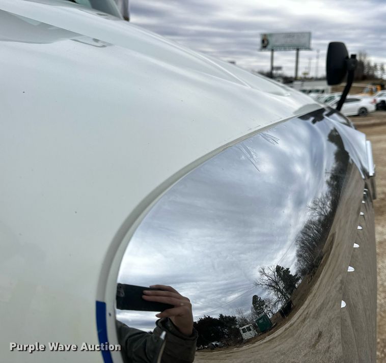 image for item EN5101 2006 International 8600 semi truck