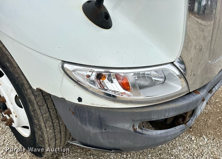 image for item EN5101 2006 International 8600 semi truck