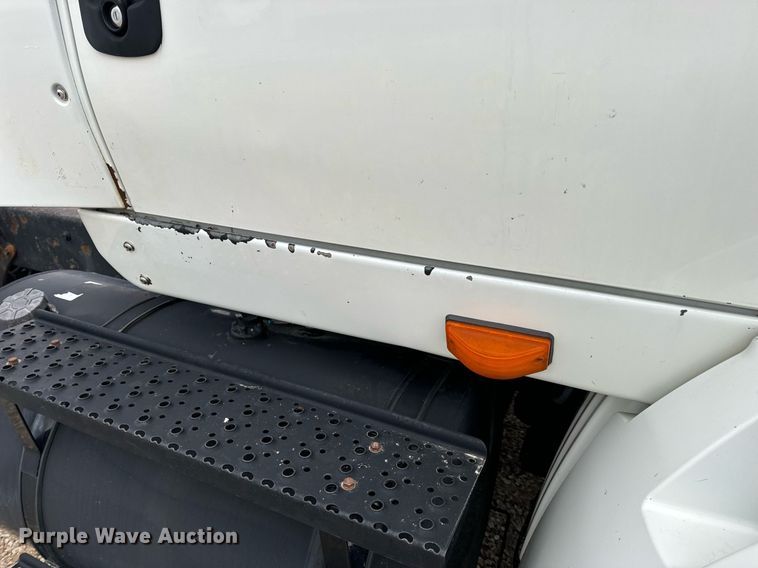 image for item EN5101 2006 International 8600 semi truck