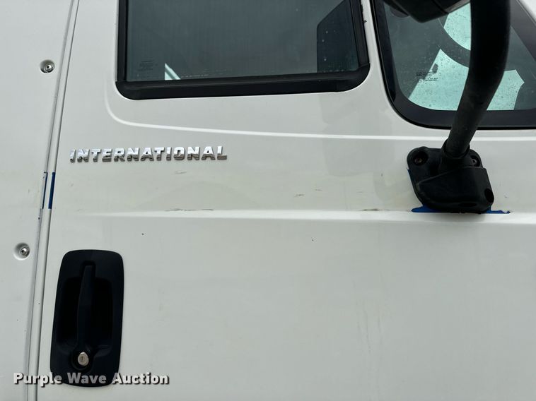 image for item EN5101 2006 International 8600 semi truck