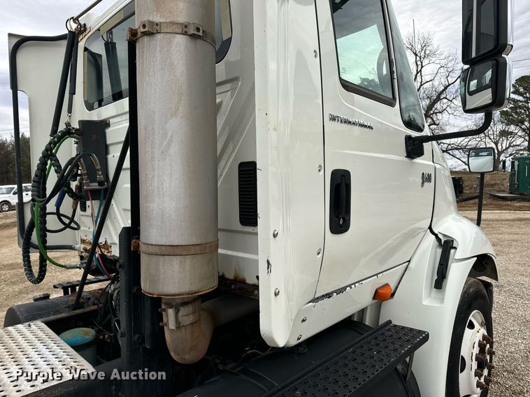 image for item EN5101 2006 International 8600 semi truck