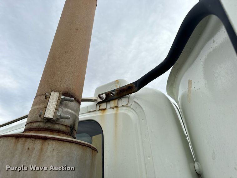 image for item EN5101 2006 International 8600 semi truck