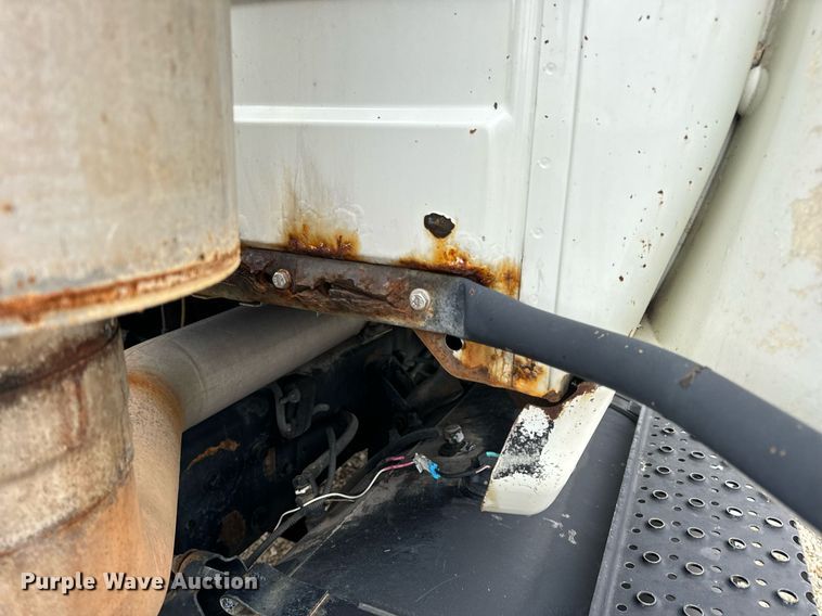 image for item EN5101 2006 International 8600 semi truck