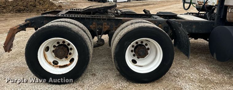 image for item EN5101 2006 International 8600 semi truck