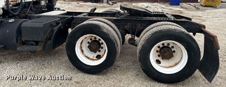 image for item EN5101 2006 International 8600 semi truck