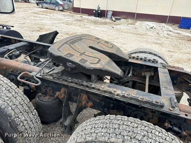 image for item EN5101 2006 International 8600 semi truck