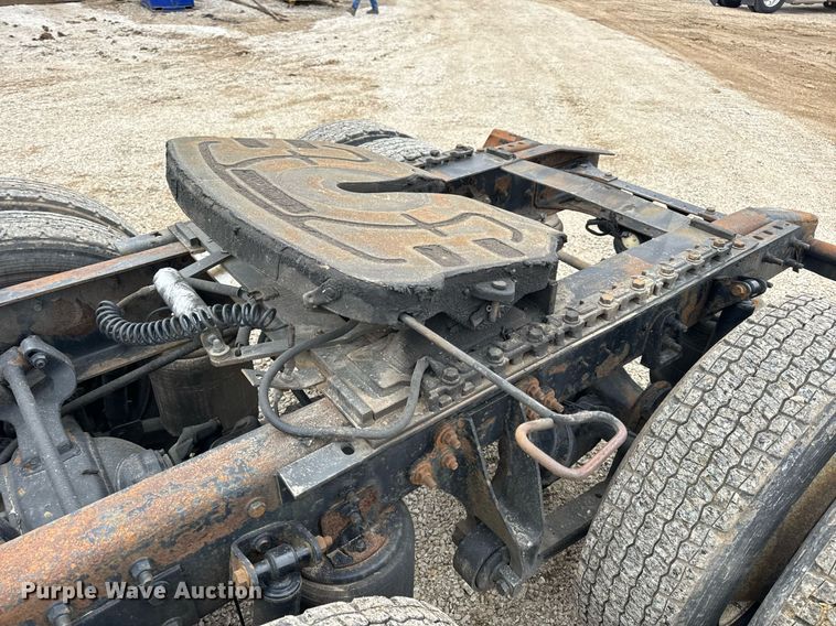 image for item EN5101 2006 International 8600 semi truck