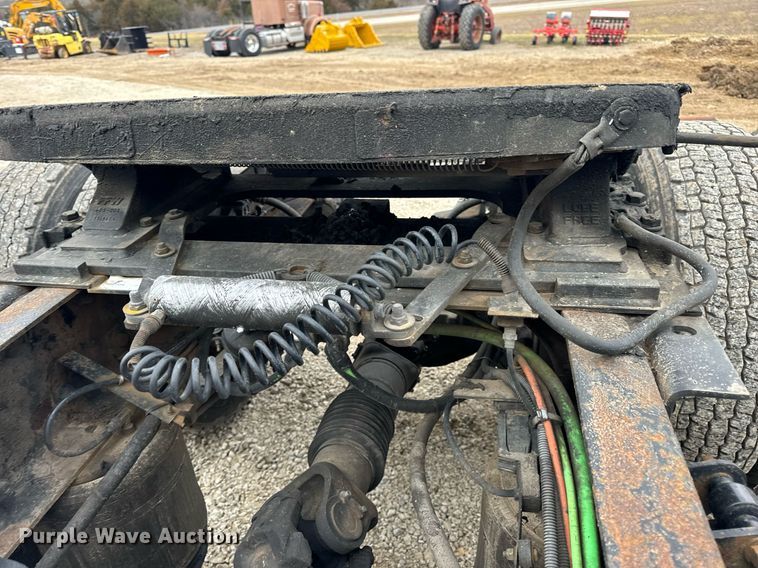 image for item EN5101 2006 International 8600 semi truck