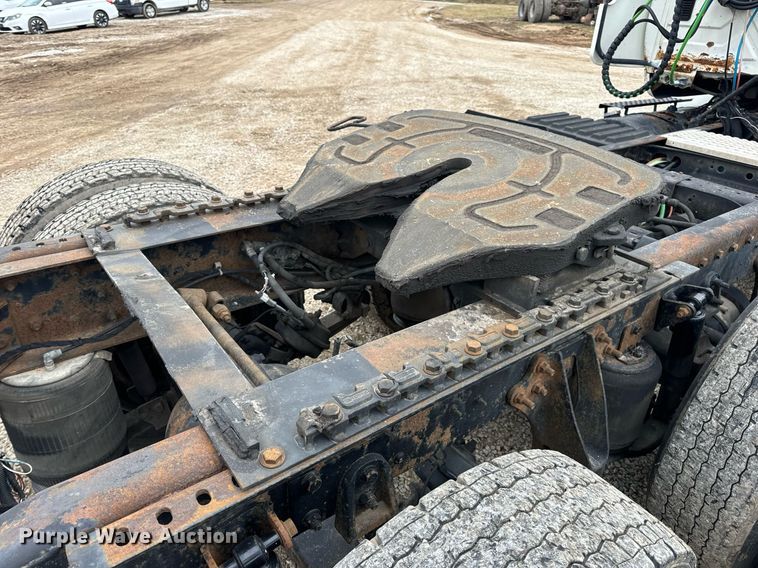 image for item EN5101 2006 International 8600 semi truck