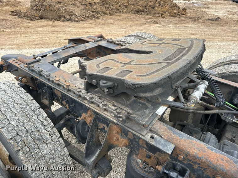 image for item EN5101 2006 International 8600 semi truck