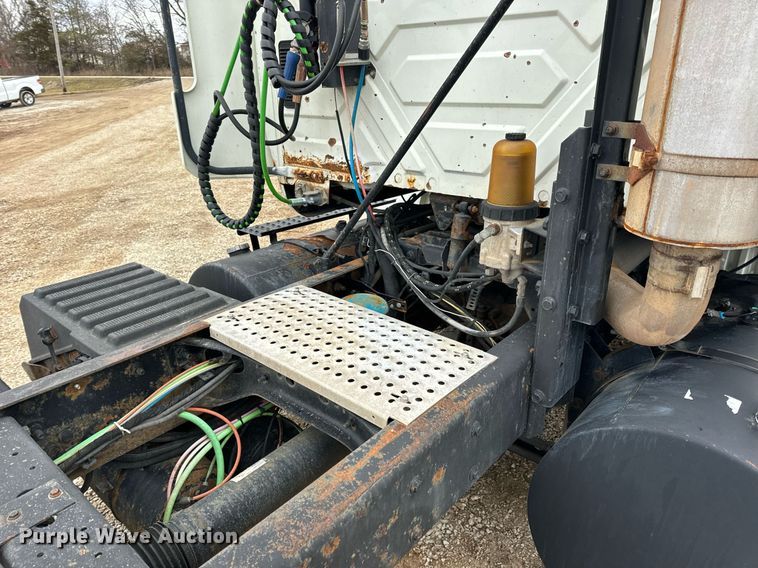 image for item EN5101 2006 International 8600 semi truck