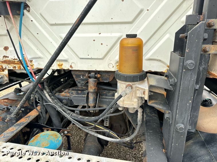 image for item EN5101 2006 International 8600 semi truck