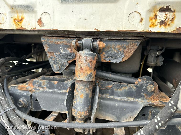 image for item EN5101 2006 International 8600 semi truck