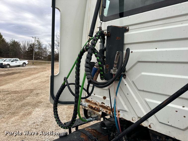 image for item EN5101 2006 International 8600 semi truck