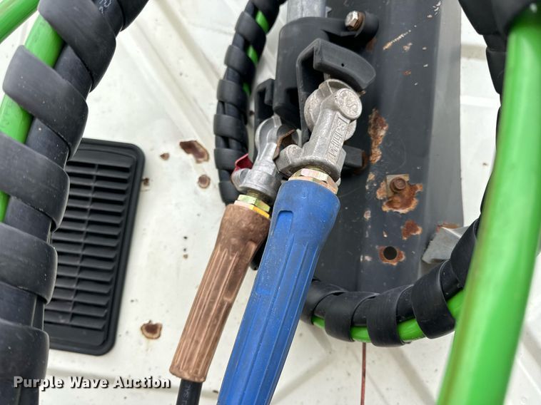 image for item EN5101 2006 International 8600 semi truck