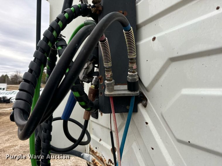 image for item EN5101 2006 International 8600 semi truck