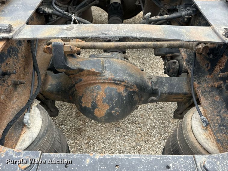 image for item EN5101 2006 International 8600 semi truck