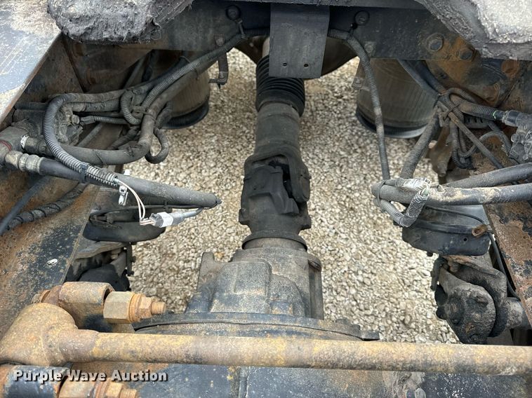 image for item EN5101 2006 International 8600 semi truck