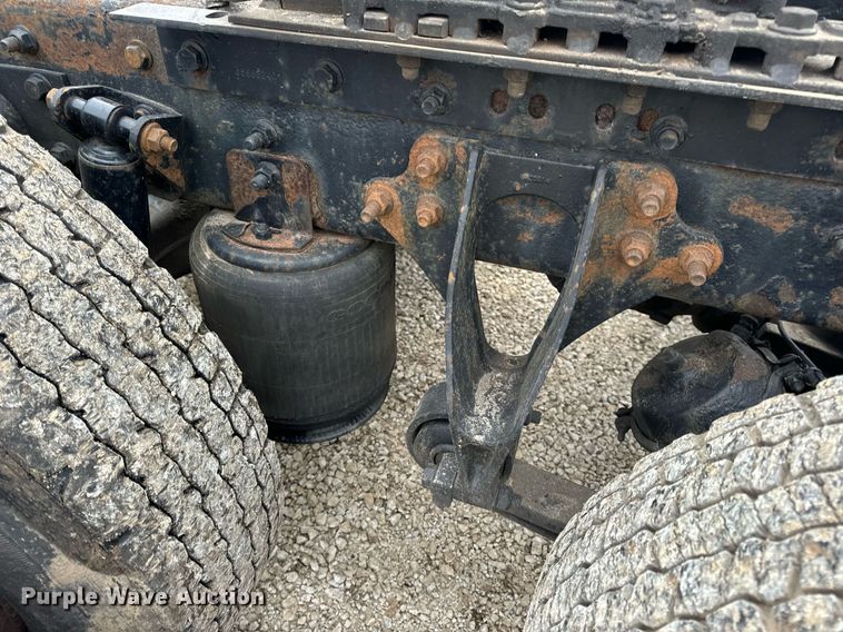 image for item EN5101 2006 International 8600 semi truck