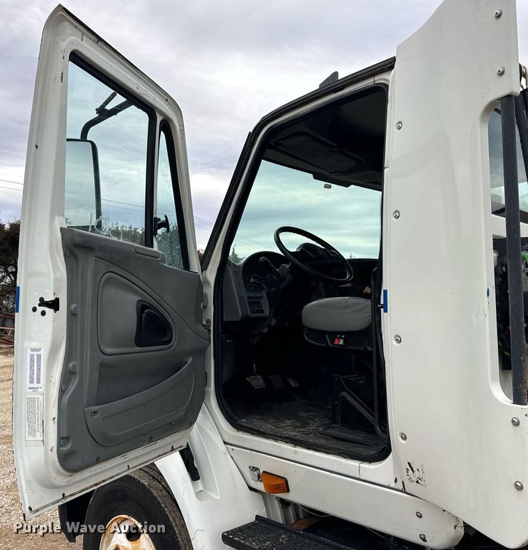 image for item EN5101 2006 International 8600 semi truck