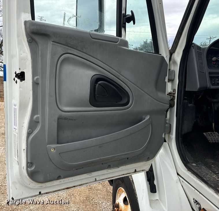 image for item EN5101 2006 International 8600 semi truck